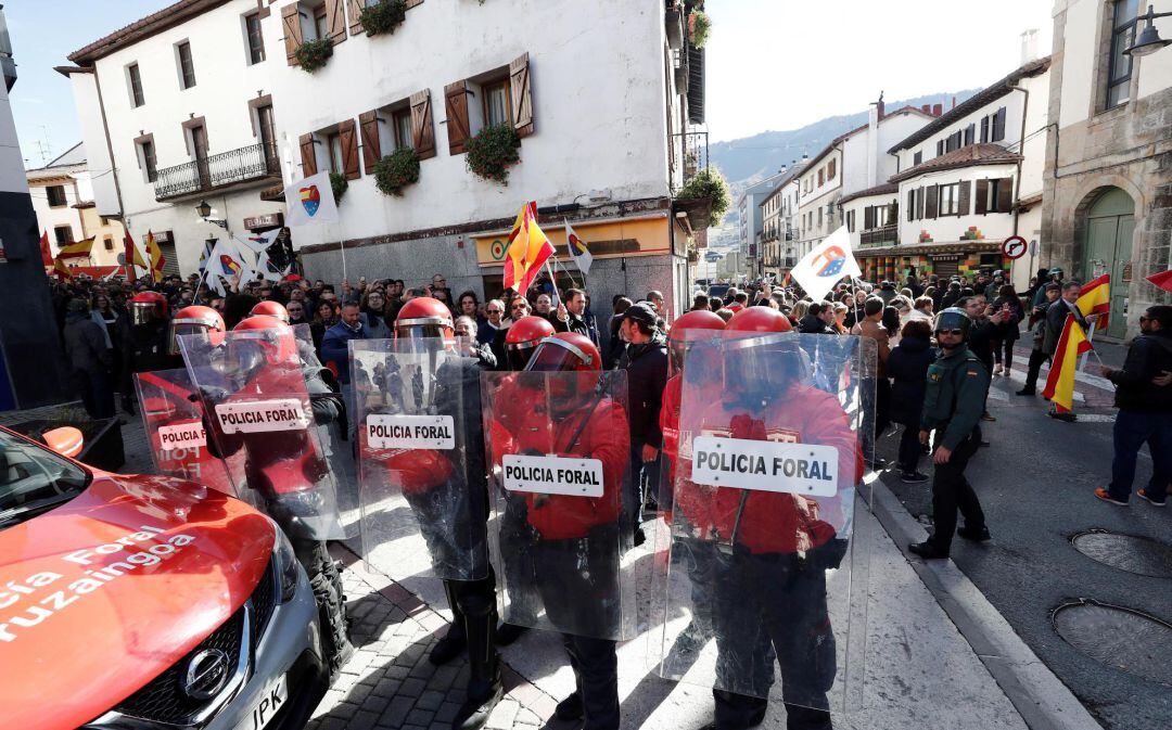 Efectivos de la Guardia Civil y la Policía Foral frente a la manifestación en Alsasua 