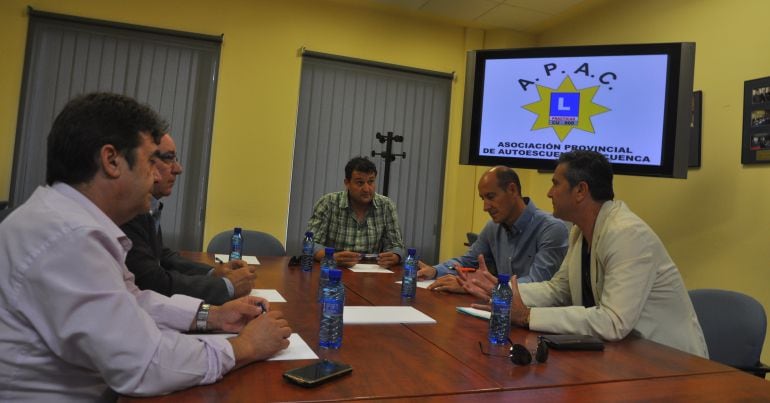 Reunión de APAC con el diputado por Cuenca Luis Carlos Sahquillo, secretario de la mesa de seguridad vial en el Congreso