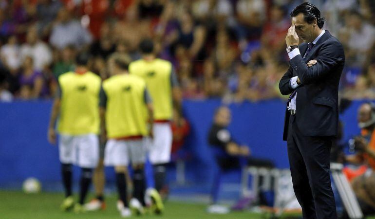 GRA492. VALENCIA, 11/09/2015.- El técnico del Sevilla, Unai Emery, durante el encuentro correspondiente a la tercera jornada de primera división, que disputan esta noche frente al Levante en el estadio Ciutat de Valencia. EFE / Juan Carlos Cárdenas.