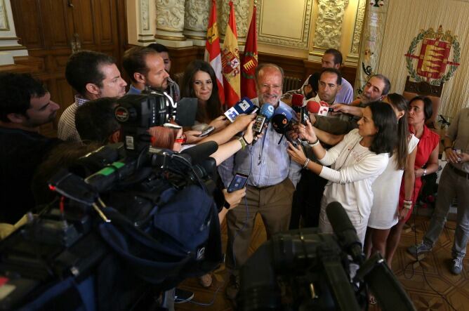 Javier León de la Riva comparece ante los periodistas el día que pidió disculpas por sus declaraciones sobre la simulación de una violación