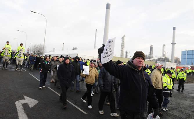 Trabajadores de la planta de Total en Lindsey (Lincolnshire) al norte de Iglaterra se manifiestan contra la contratación de trabajadores extranjeros