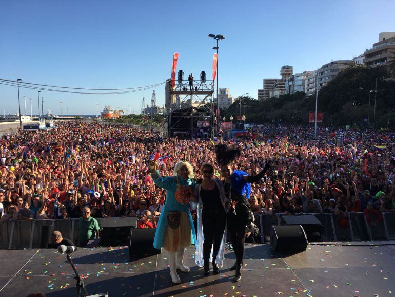 La artista Olga Tañón, junto al alcalde de Santa Cruz de Tenerife, José Manuel Bermúdez, y la concejala de Fiestas, Gladis de León.