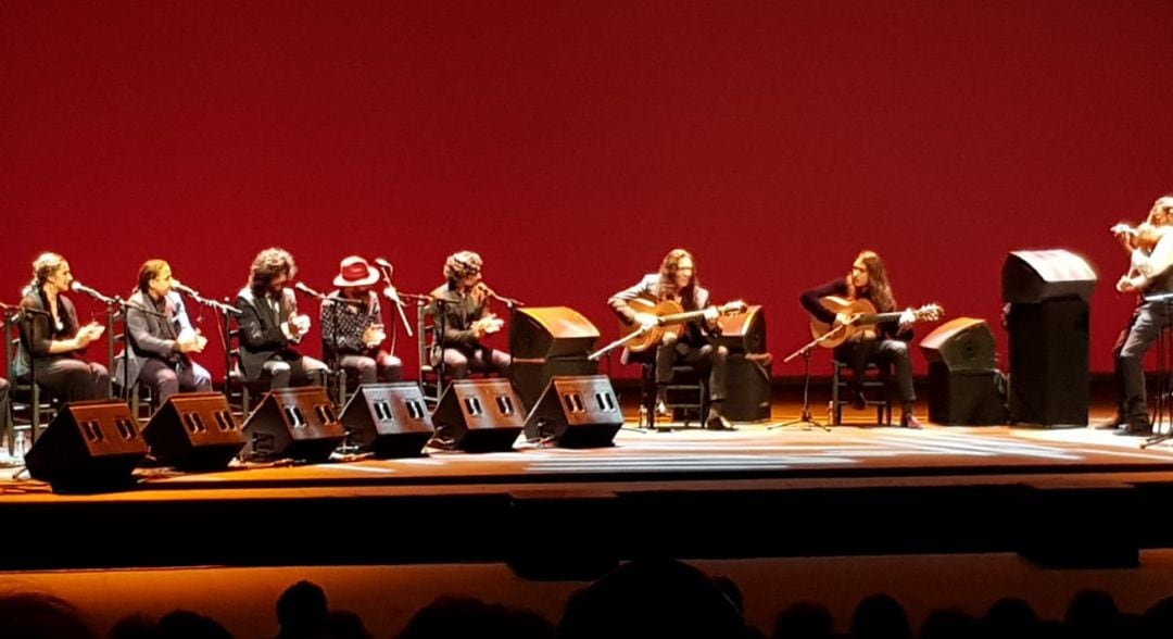 Tomatito, rodeado de un gran elenco de artistas durante su actuación de este sábado en el Maestranza