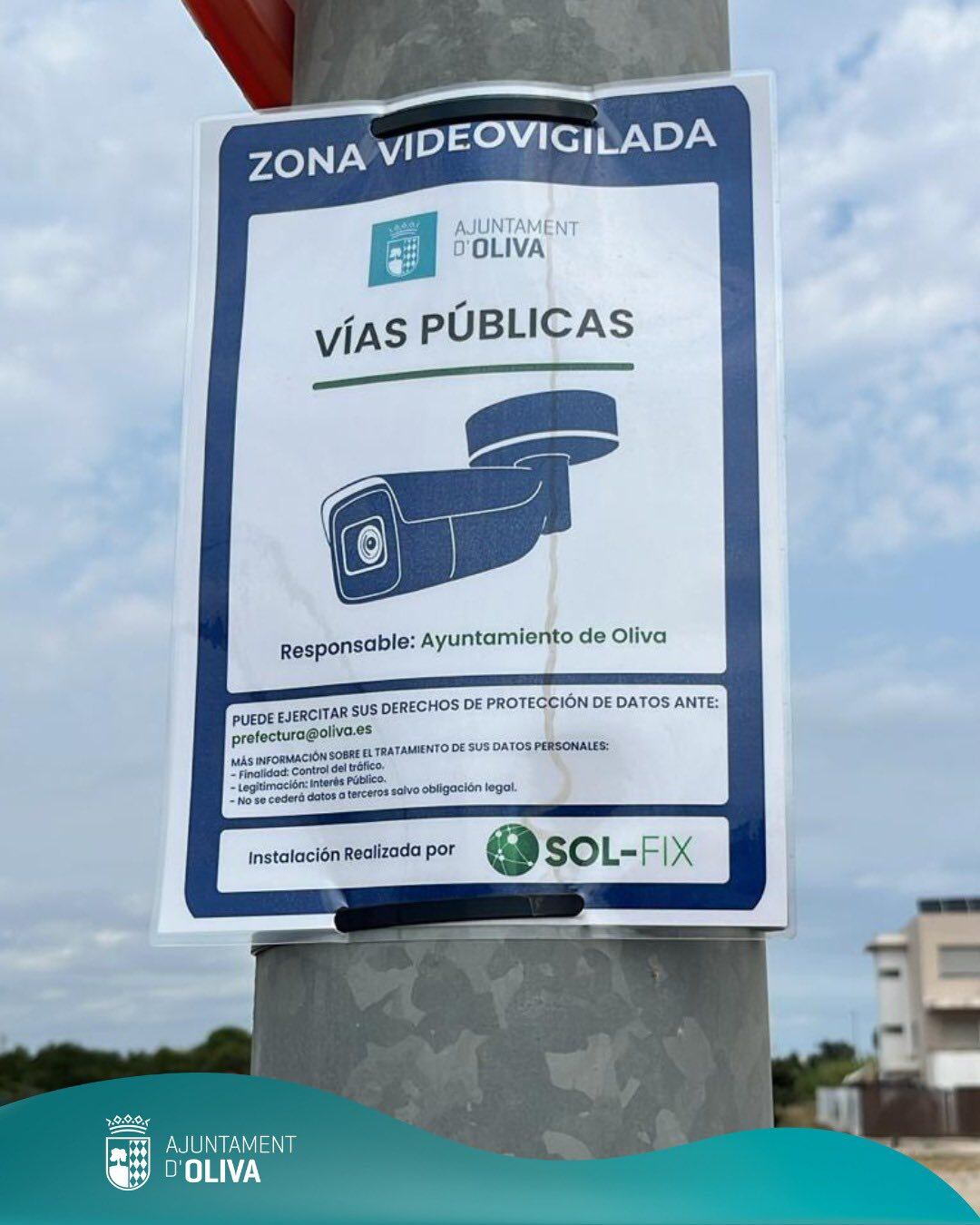 Cartel anunciador sobre el nuevo sistema de videovigilancia de Oliva.
