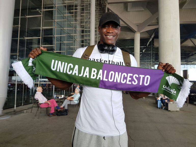 Hammady N´Diaye posa con la bufanda del Unicaja a su llegada a Málaga