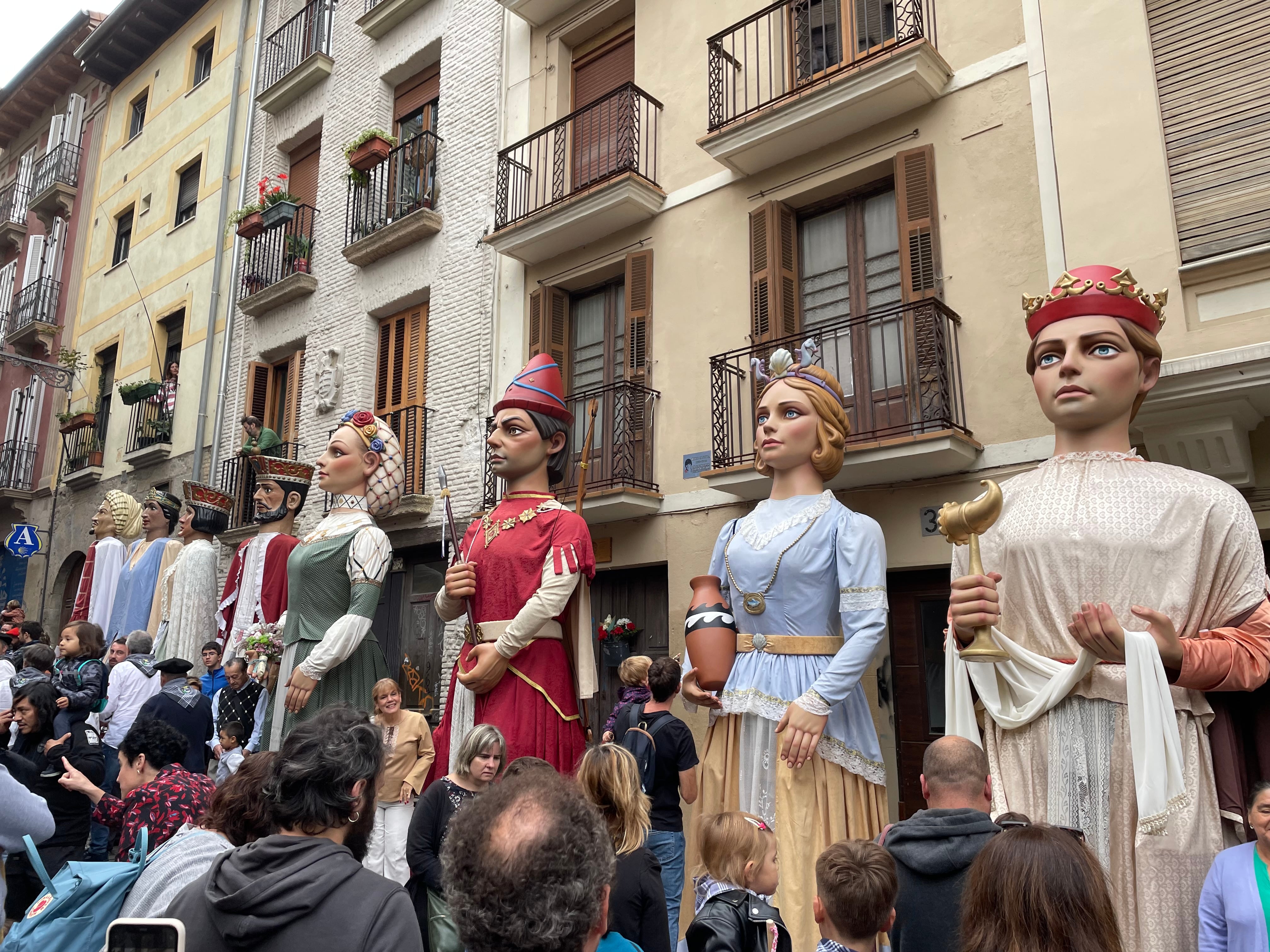 Gigantes y cabezudos en el casco viejo de Pamplona por las fiestas de San Fermín Txikito