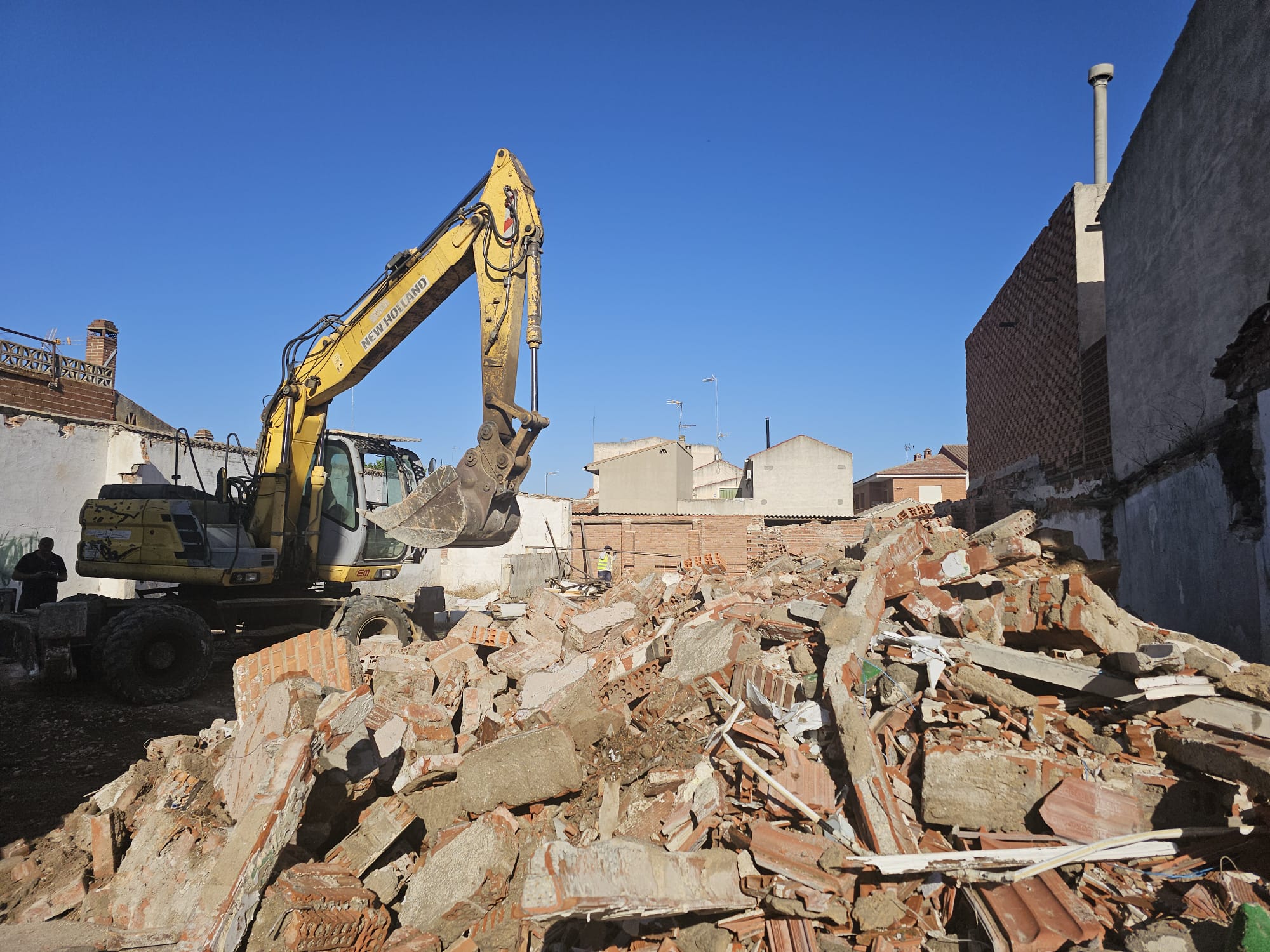 El derribo de varios edificios es la primera fase de las obras del nuevo aparcamiento de San Martín de la Vega en la calle Ribera