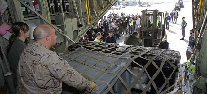 Fotografía facilitada por el Ministerio de Defensa de la operación de desembarco, en la base de Torrejón de Ardoz (Madrid), del tesoro de la fragata &#039;Nuestra Señora de las Mercedes&#039;, que ha llegado a España procedente de Tampa (Florida) en dos aviones Hércules del Ejército del Aire español.