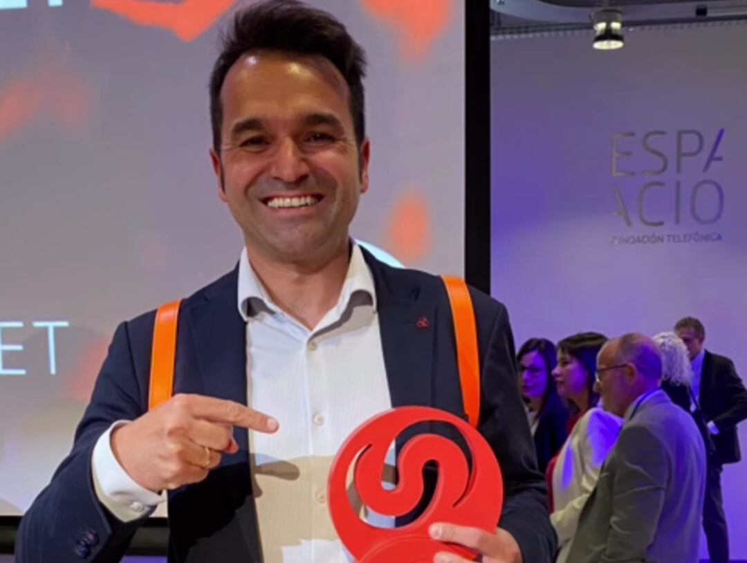 Manu Velasco muestra su premio