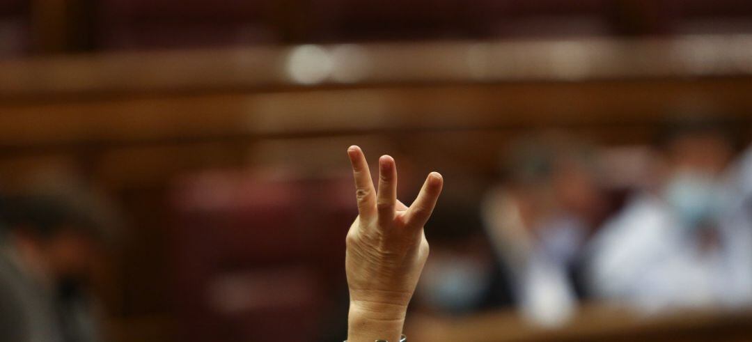 Detalle de una mano en un pleno del Congreso de los Diputados.