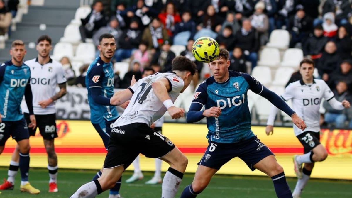 El Cádiz CF salva los muebles y un punto agónico en El Plantío