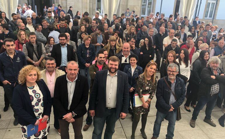 Darío Campos con los participantes y empresas del Ben Empregado 4