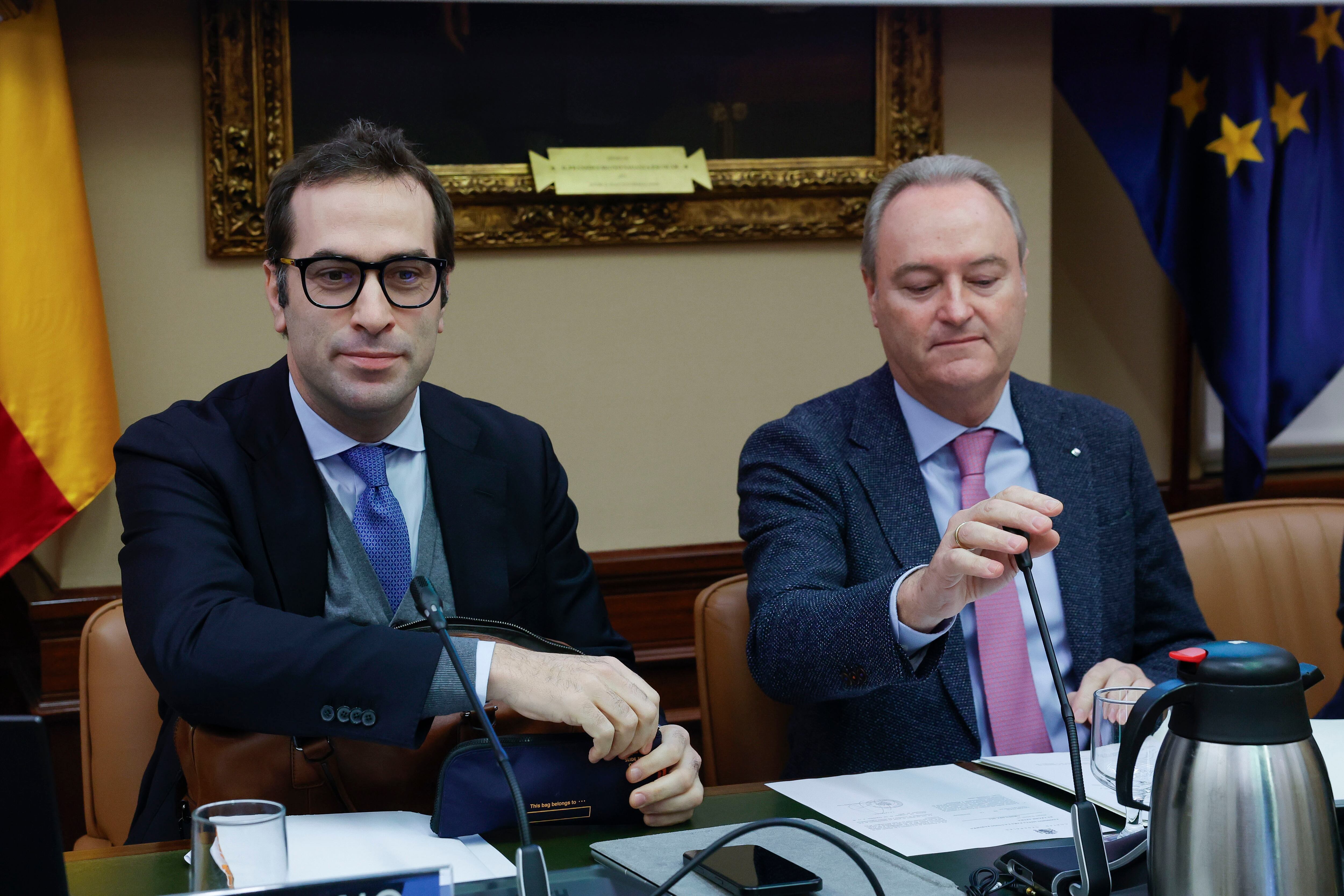 El ministro de Economía, Comercio y Empresa, Carlos Cuerpo (i) comparece este lunes en la Comisión Mixta para la Unión Europea.