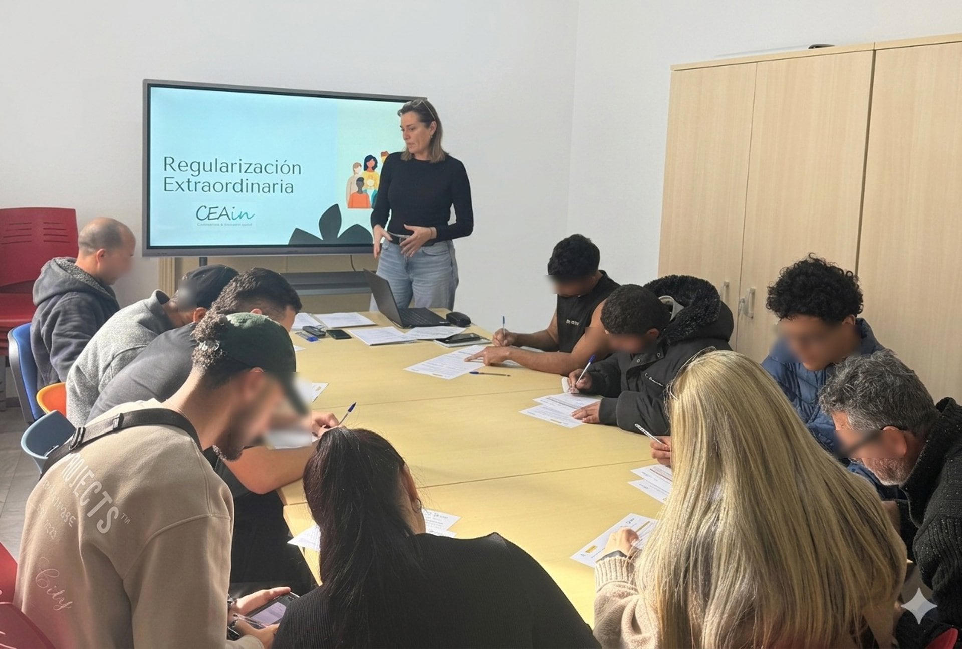 Una sesión informativa sobre el proceso de regularización a personas extranjeras llevada a cabo por Ceain en Jerez