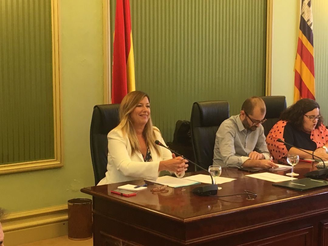 La consellera de Salud y Consumo , Patricia Gómez, en la comparecencia en la Comisión de Salud del Parlamento balear.