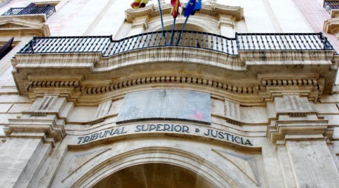 Fachada del edificio que históricamente ha sido la sede del Tribunal Superior de Justicia de la Comunitat Valenciana, ahora en obras