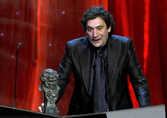 El director de cine Agustí Villaronga, tras recoger el premio Goya al Mejor Director por &#039;Pa negre&#039;, triunfadora de 2011