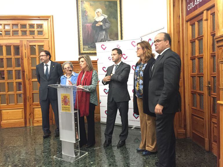 La delegada del Gobierno en su intervención en el Centro Sociosanitario Hermanas Hospitalarias de Palencia rodeada de responsables del centro y de autoridades palentinas.
