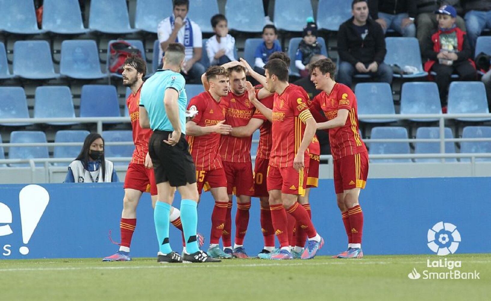 Los jugadores del Real Zaragoza celebran el gol de Vada