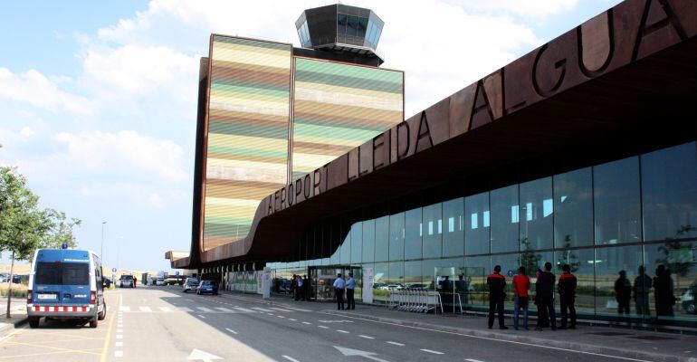 Foto d'arxiu de l'entrada principal a la terminal de l'aeroport de Lleida-Alguaire.