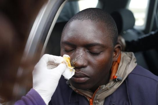 En la foto, recibe tratamiento médico por las heridas que sufrió el pasado 6 de febreroen la playa de Tarajal / JUAN MEDINA / REUTERS