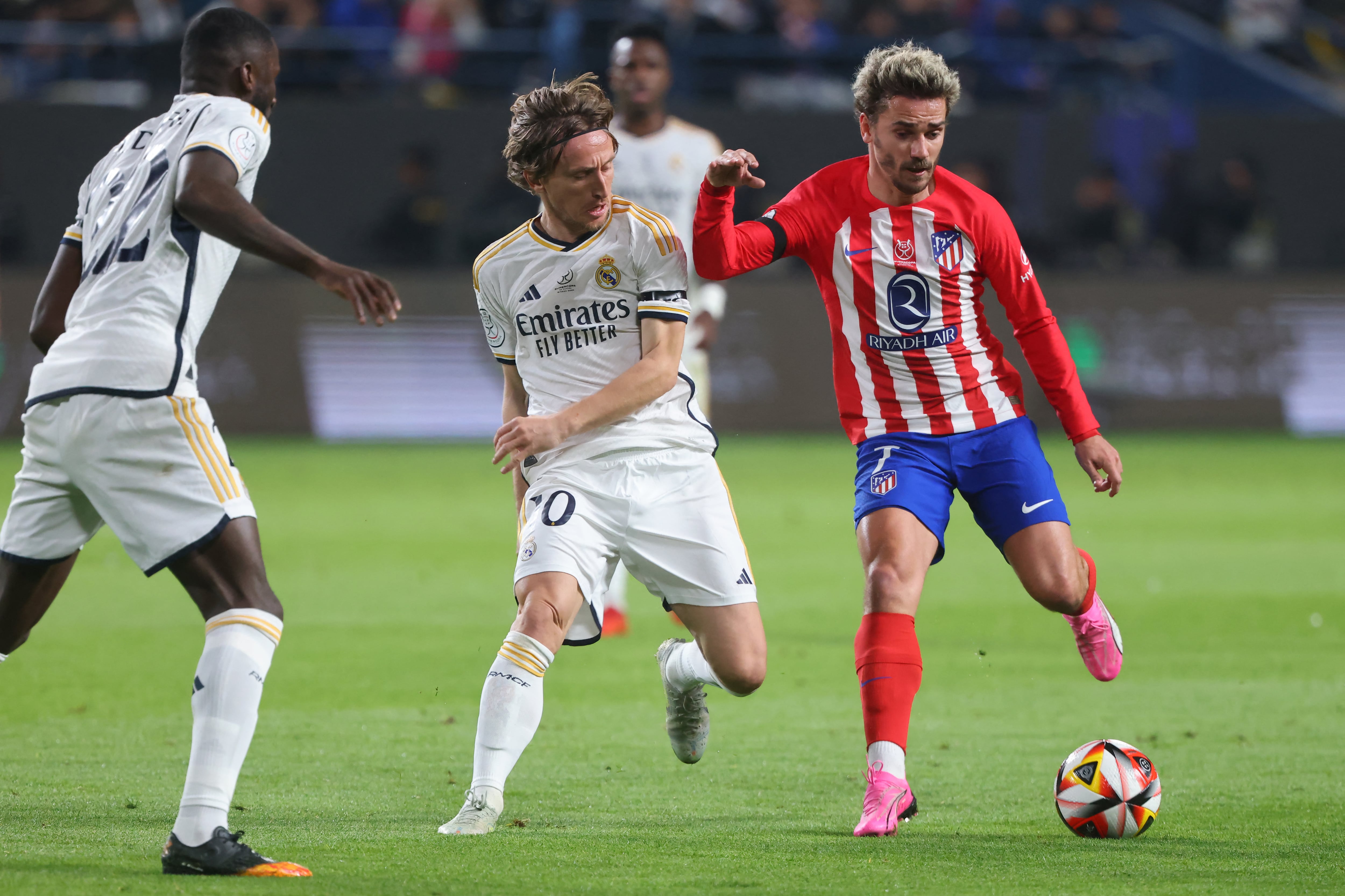 Griezmann conduce el balón antes de su gol en la semifinal de la Supercopa de España