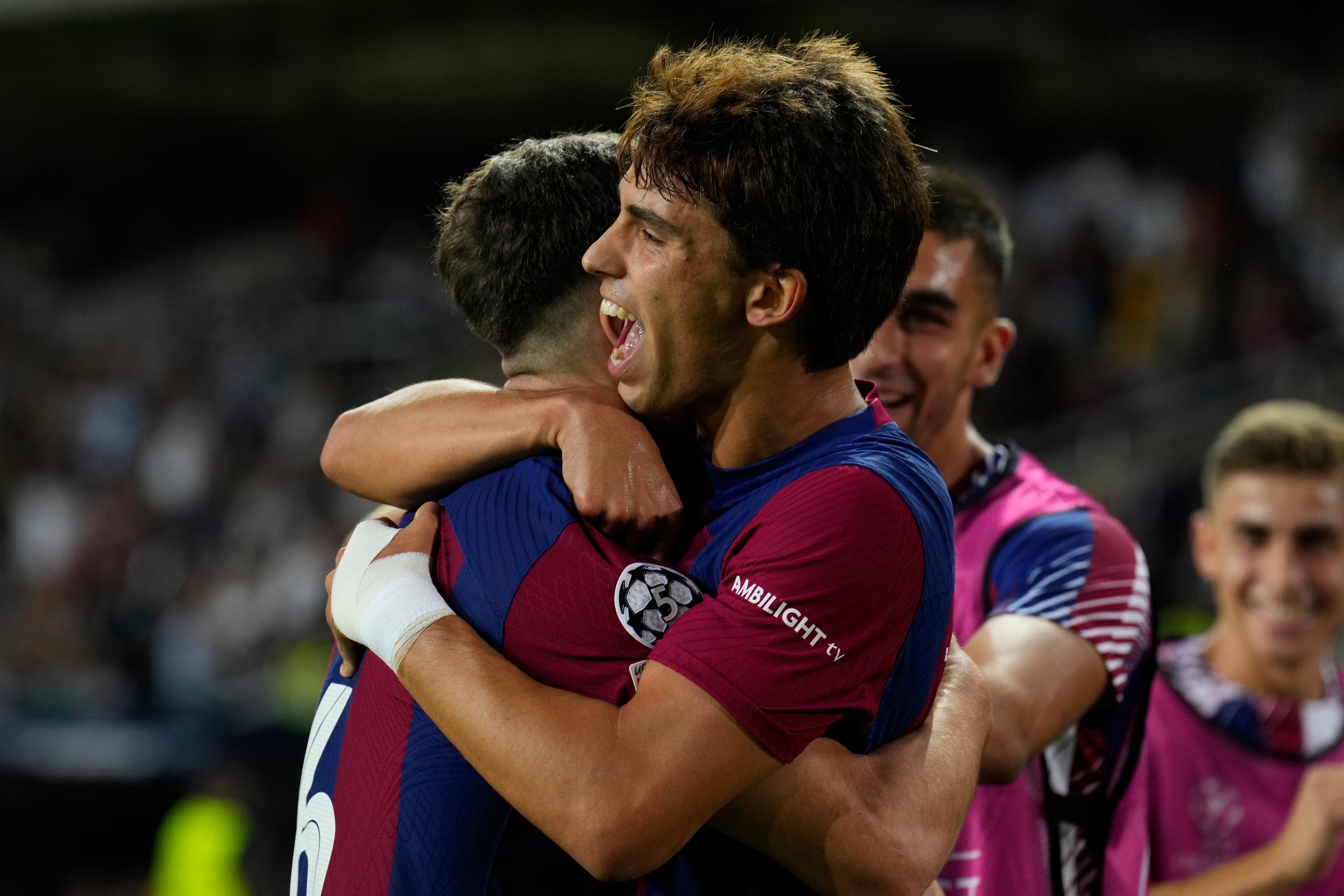 BARCELONA, 19/09/2023.- Los jugadores del FC Barcelona, Gavi (i) y el portugués Joao Felix, celebran el cuarto gol del equipo blaugrana durante el encuentro correspondiente a la fase de grupos de la Liga de Campeones que disputan hoy martes frente al Royal Amberes en el estadio Olímpico de Montjuic, en Barcelona. EFE / Alejandro García.
