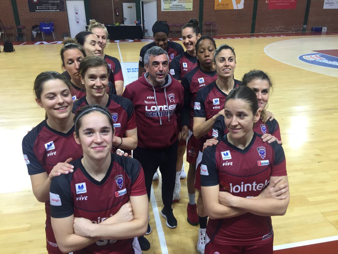 Las jugadoras de Lointek Gernika posan antes de la Copa de la Reina