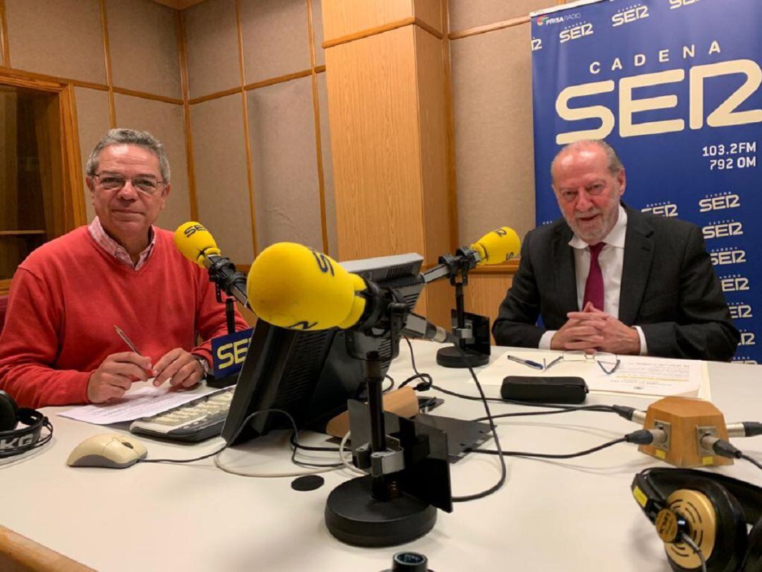 El presidente de la Diputación Provincial de Sevilla, Fernando Rodríguez Villalobos -a la derecha de la imagen-, junto al director del programa Hoy por Hoy Sevilla, Salomón Hachuel 