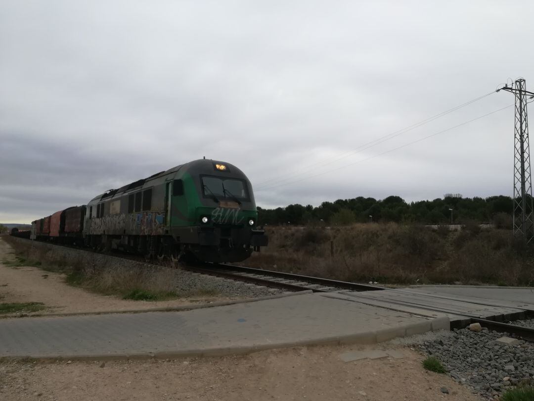 Uno de los trenes que utilizan el ramal Prado Marina, circulando por Aranda