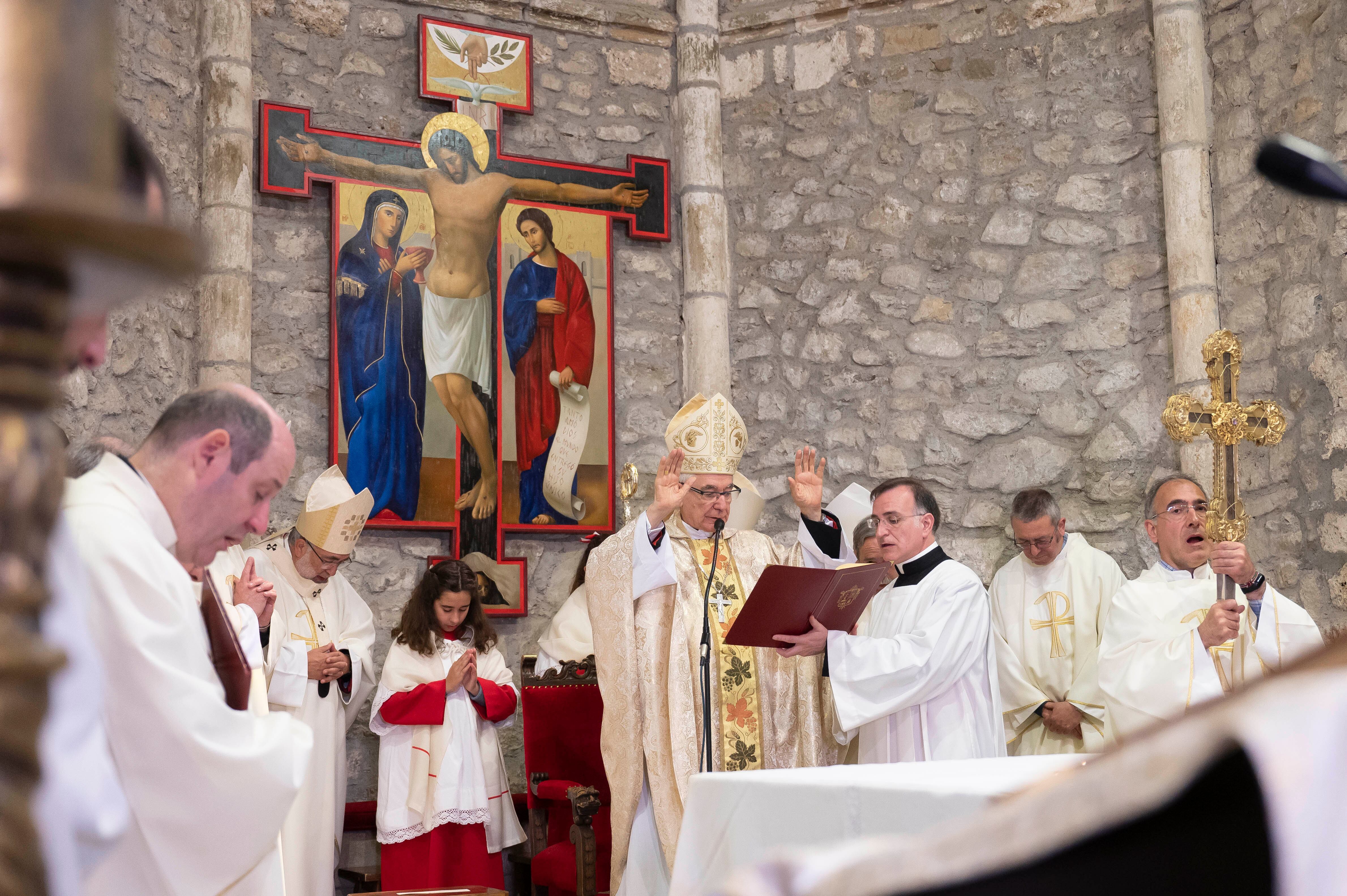 El obispo de Santander, Manuel Sánchez Monje, preside una eucaristía tras apertura de la Puerta del Perdón, este domingo en el monasterio de Santo Toribio de Liébana. EFE/Pedro Puente Hoyos POOL