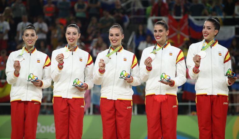 Sandra Aguilar (primera por la izquierda), durante la entrega de medallas