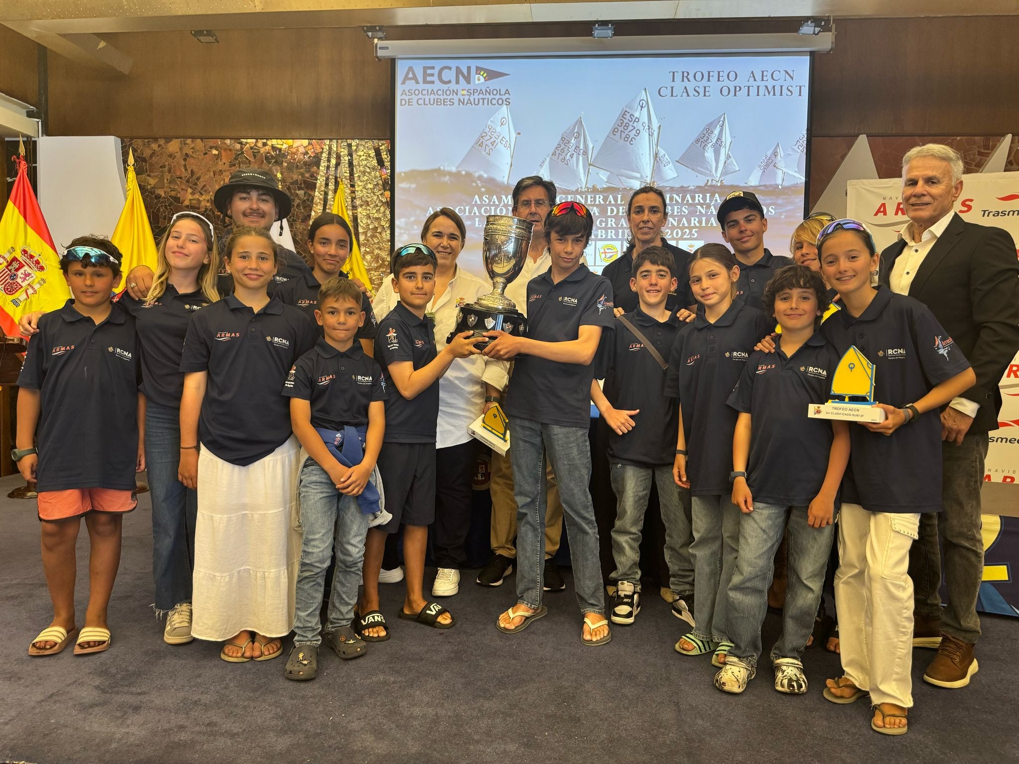 Los regatistas del Real Club Náutico de Arrecife con el Trofeo AECN de Optimist.