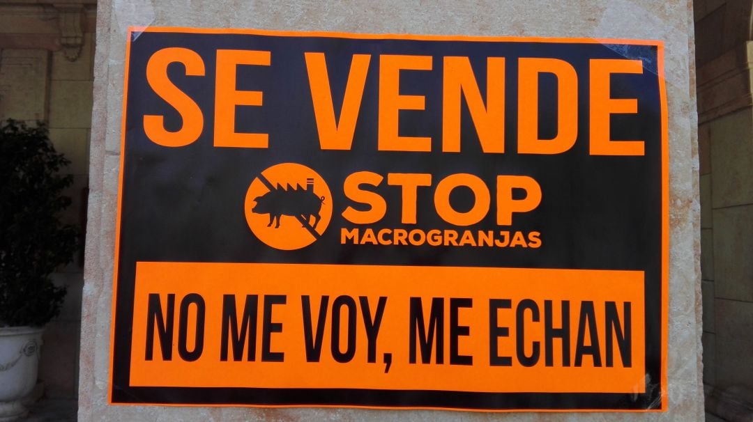 Cartel contra la instalación de macrogranjas porcinas en la provincia de Palencia