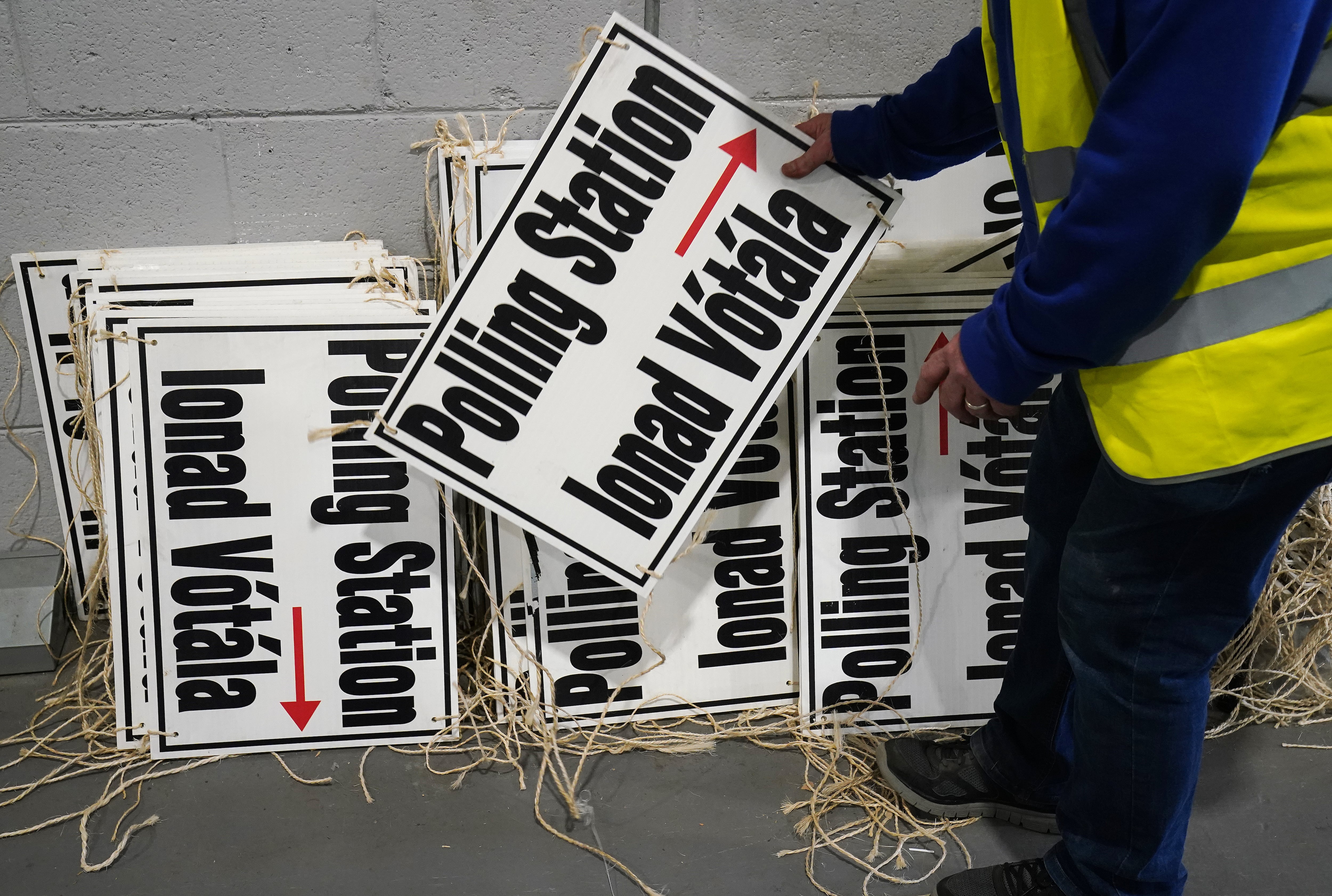 Señales que indican los lugares de votación preparadas en un almacén de Dublín (Irlanda)