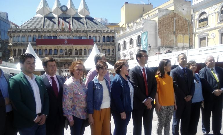 Autoridades durante la inauguración, en la Plaza Mayor, de la I Feria Agroalimentaria