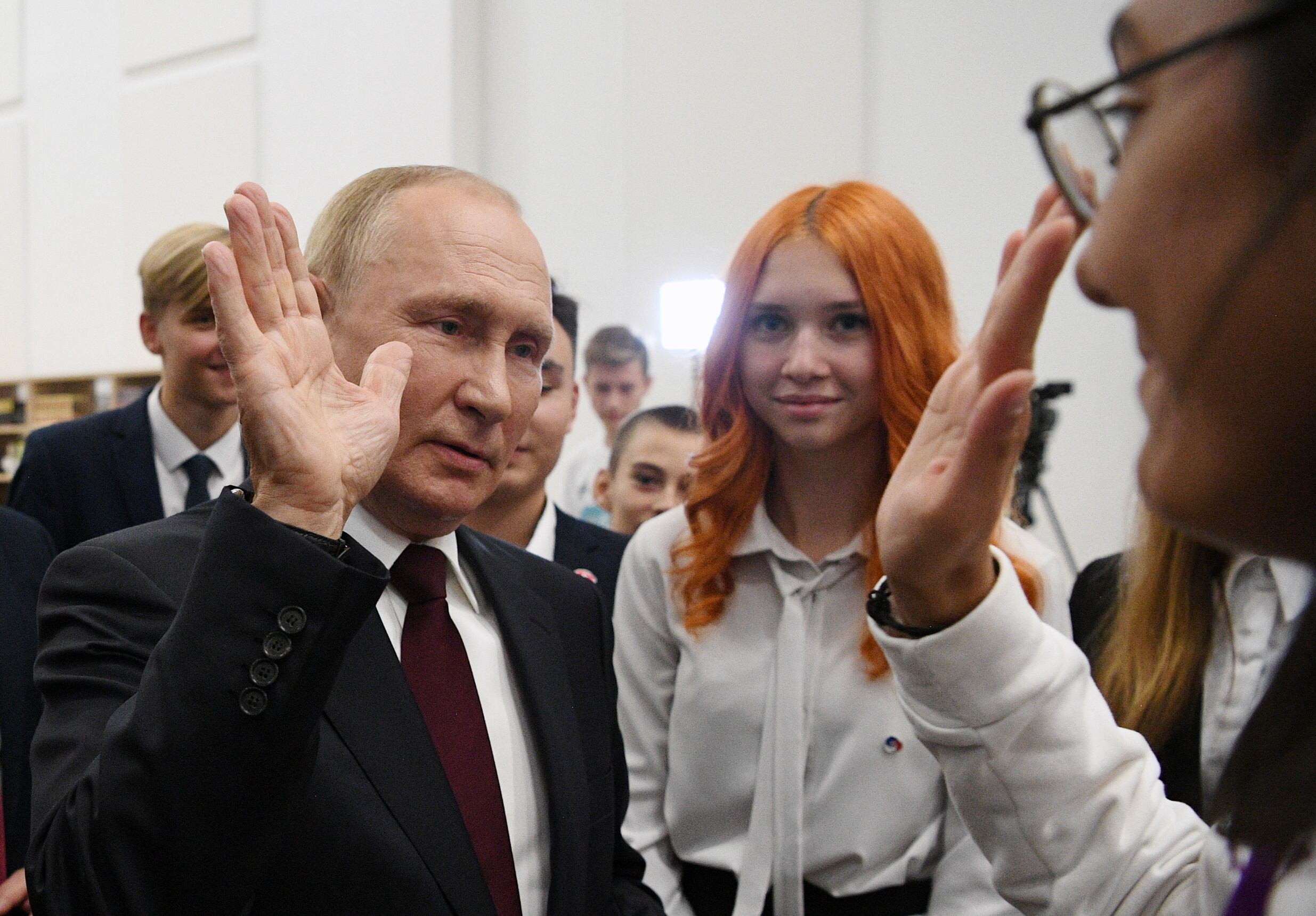 El presidente ruso, Vladimir Putin, felicitando a los ganadores de una competición escolar sobre cultura, ciencia y deporte, en Kaliningrado.