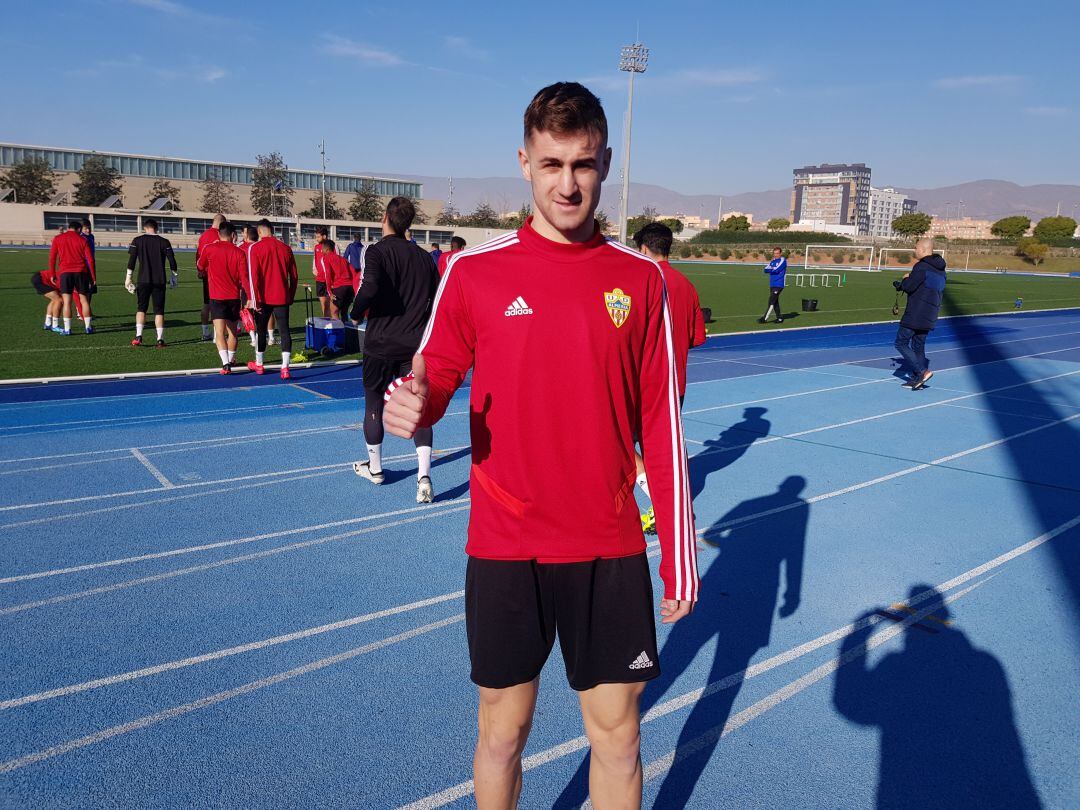 Iván Barbero antes de entrenar con el Almería.