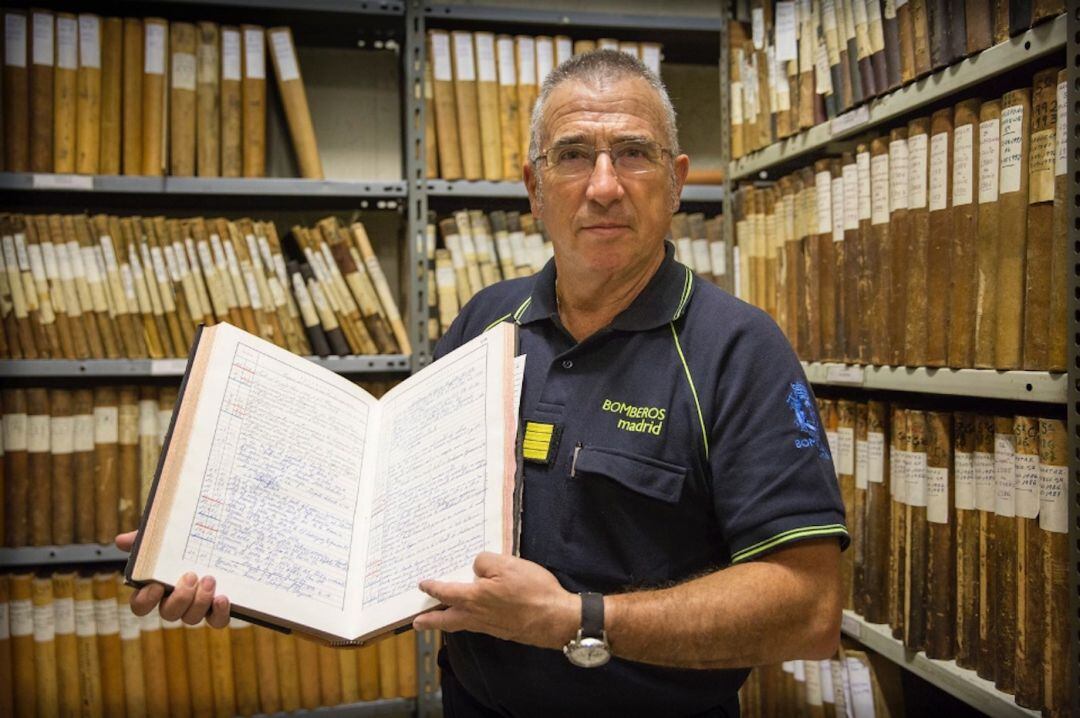 El ubetense Juan Redondo con uno de los documentos de los bomberos de Madrid durante la Guerra Civil