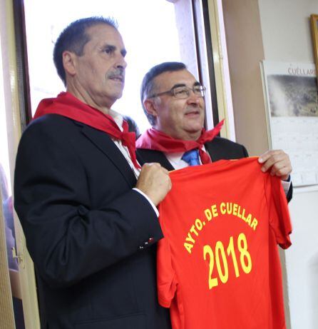 El pregonero Juan Carlos Gómez Perlado y el concejal de Deportes Luis Senovilla, enseñan la camiseta de la selección española dedicada al Ayuntamiento de Cuéllar