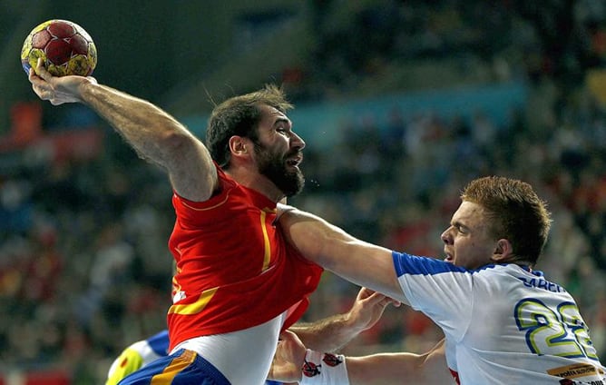 El central de España Joan Cañellas Reixac (i) lanza ante la oposición del pivote de Eslovenia Matej Gaber durante la semifinal del Campeonato del Mundo de balonmano España 2013