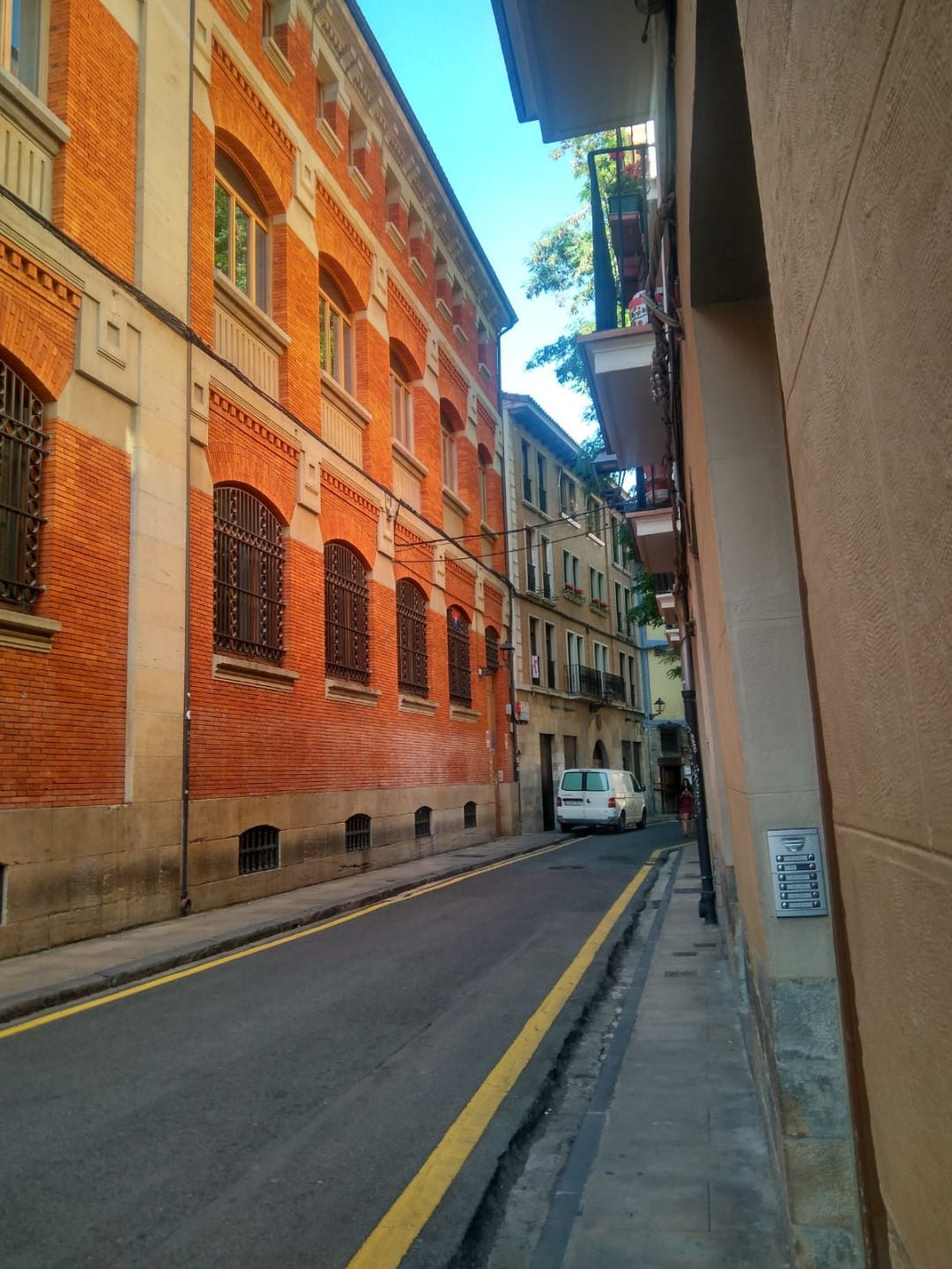 Vecinos de la calle San Francisco se quejan de las aceras estrechas y piden su peatonalización