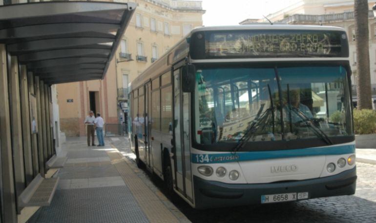 Un autobús de Emtusa en una parada de bus.