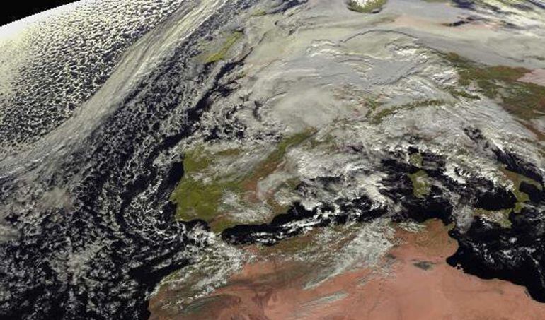 GRA138. MADRID, 04/12/2014.- Imagen tomada por el satélite Meteosat para la Agencia Estatal de Meteorología que prevé para mañana, viernes, intervalos de viento fuerte en la desembocadura del Ebro, Ampurdán y este de Baleares. Estará nuboso o cubierto con precipitaciones en el norte de Galicia, Cantábrico y este de Cataluña y de Baleares. Intervalos nubosos en otras zonas del tercio norte peninsular, resto de Cataluña y de Baleares así como en el Sistema Penibético, sin descartarse alguna precipitación débil ocasional. Predominio de poco nuboso en el resto de la Península. En Canarias nuboso en el norte de las islas, con probabilidad de alguna lluvia débil e intervalos nubosos en el sur. La cota de nieve en la Península entre 900 y 1.100 metros en el extremo norte. Las temperaturas en general con pocos cambios, salvo un ascenso de las diurnas en el entorno del valle del Ebro. Heladas débiles en zonas altas de la mitad norte peninsular, localmente moderadas en Pirineos. EFE