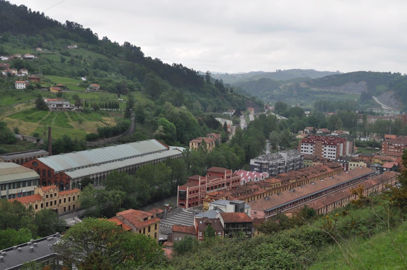 Vista general de Trubia con la fábrica de armas de Santa Bárbara al fondo.