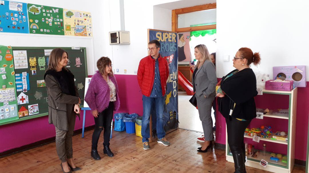 Ana Cobo visita junto a la alcaldesa de Baeza, Lola Marín y el equipo directivo del centro, el CEIP San Juan de la Cruz. 