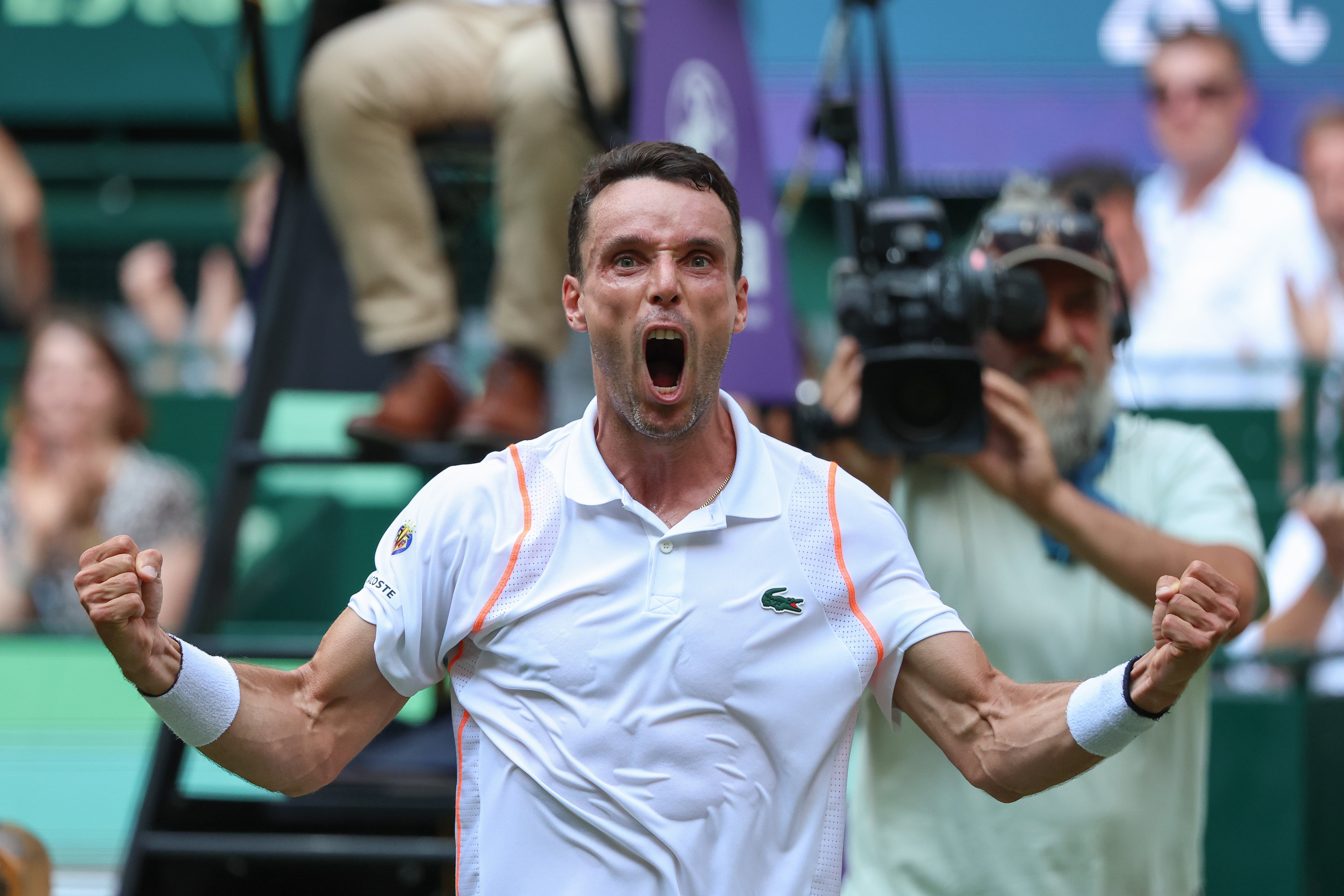 Roberto Bautista celebra su victoria en Halle ante Daniil Medvedev (Photo by Friso Gentsch/picture alliance via Getty Images)