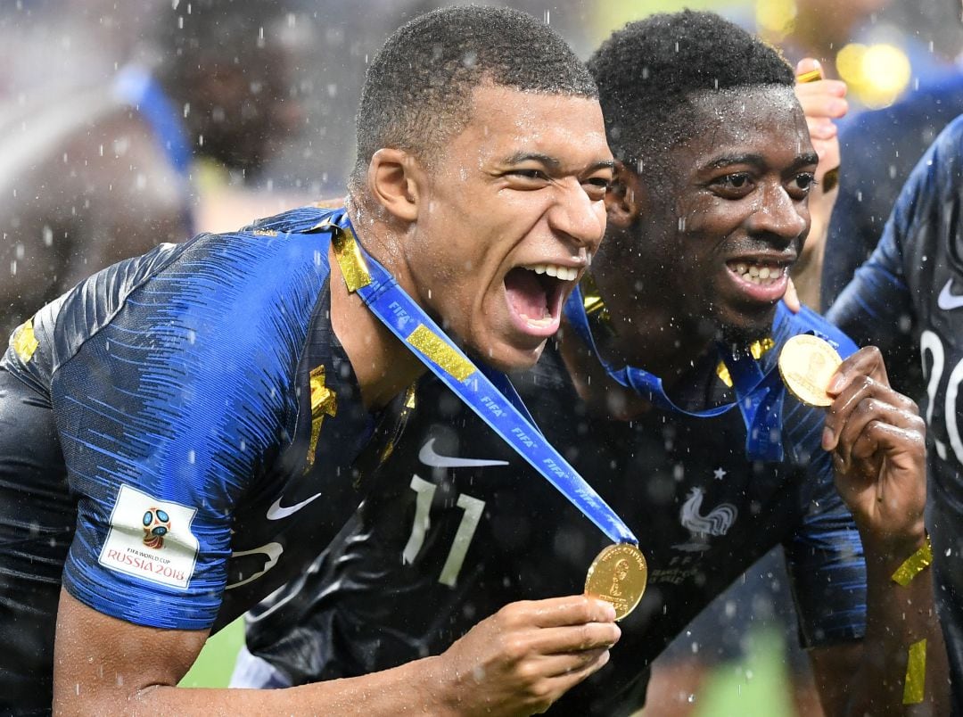 Mbappé y Dembélé celebran el Mundial ganado por Francia en 2018