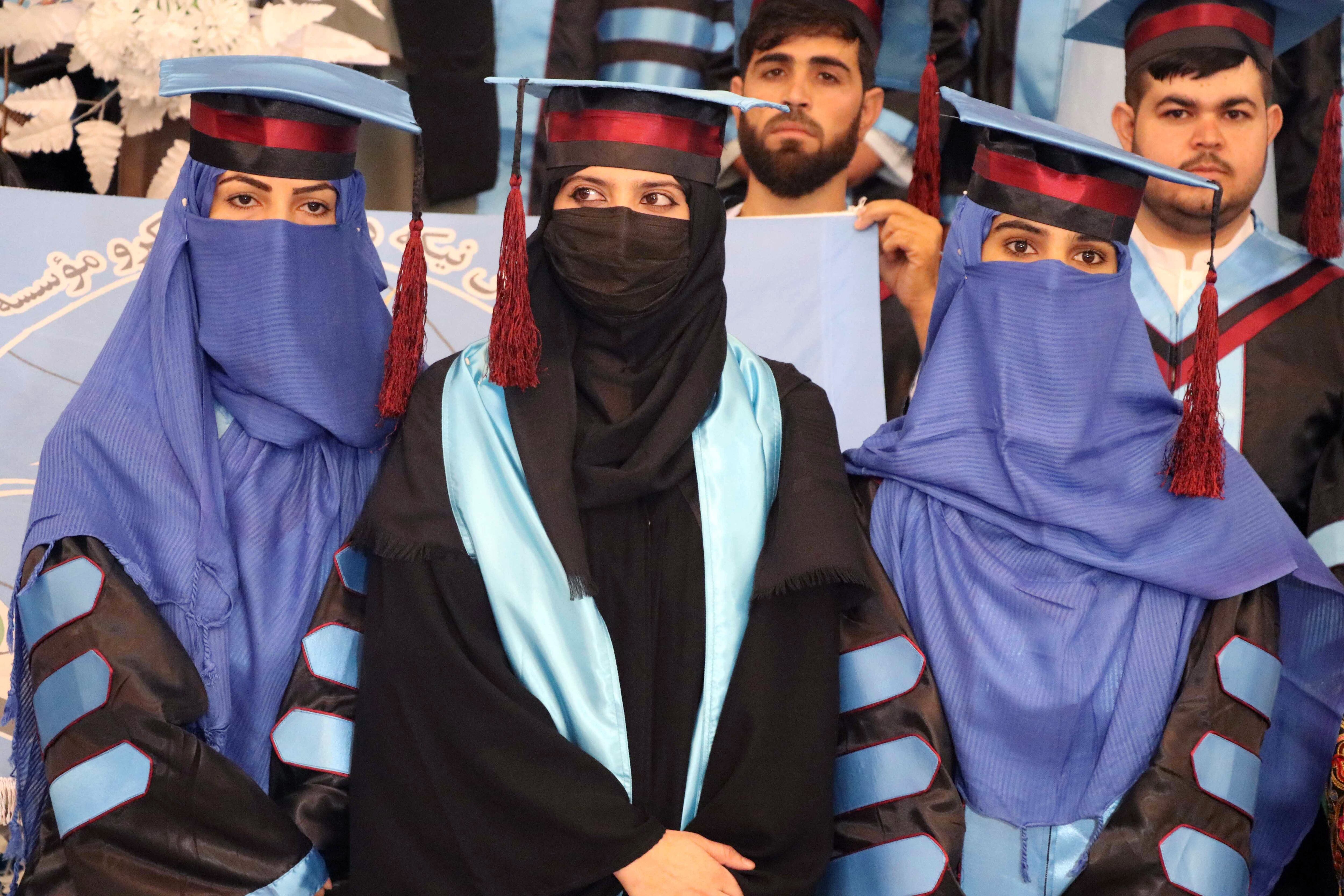 Ceremonia de graduación en la Universidad de Kandahar: un total de 400 estudiantes (incluidas algunas mujeres) han completado sus estudios de Informática, Derecho, Ingeniería, Políticas o Literatura inglesa.