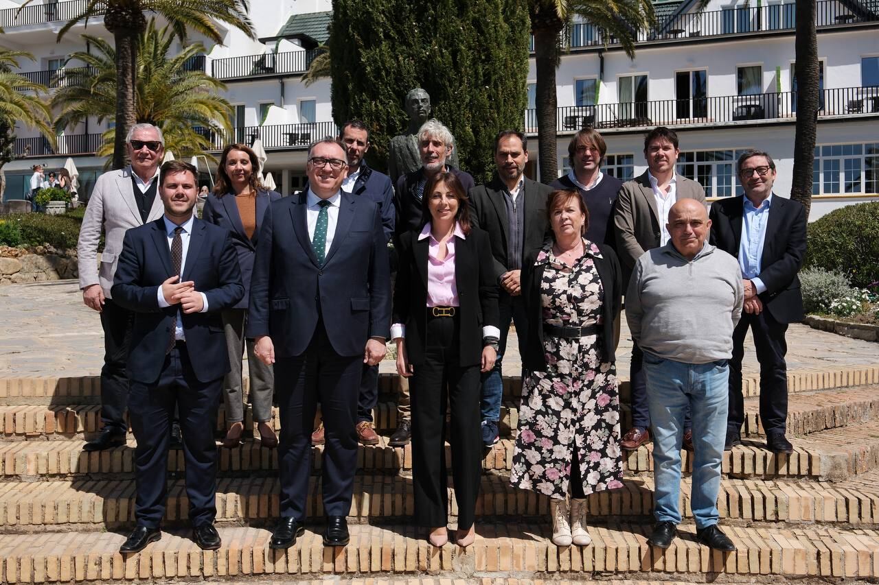 El consejero de Turismo andaluz ha mantenido una reunión en Ronda con representantes del sector turístico